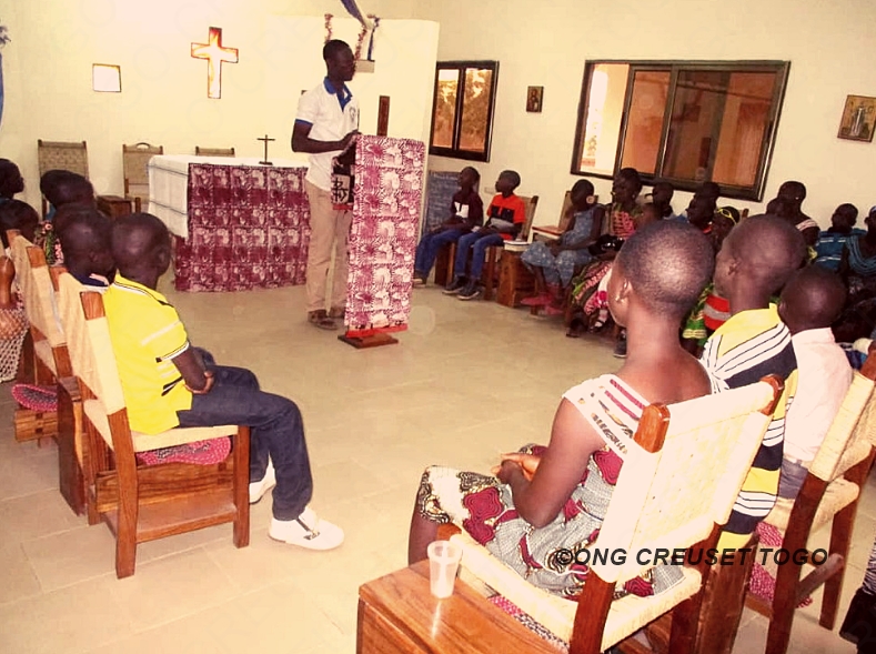 Le Père Boniface de  Communauté des Assomptionnistes de Sokodé reçoit les enfants du centre Kandyaa