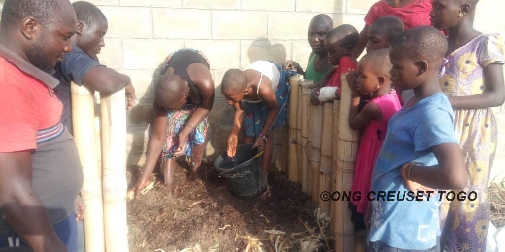 Les enfants du Centre Kandyaa apprennent à faire du compost