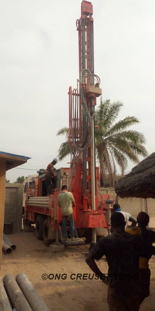 Mme Simone BRASS, présidente de l’ONG IWERLIWEN et ses amis équipent le centre Kandyaa d’un nouveau forage à Sokodé