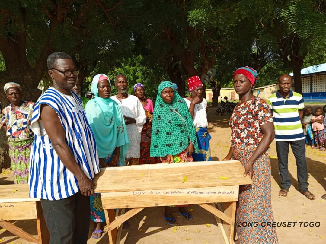 Les femmes de la coopérative AFIEMA ADIMA de SADORI (OTI) se mobilisent pour l’éducation de leurs enfants : Deux table-bancs offerts à l’école du milieu